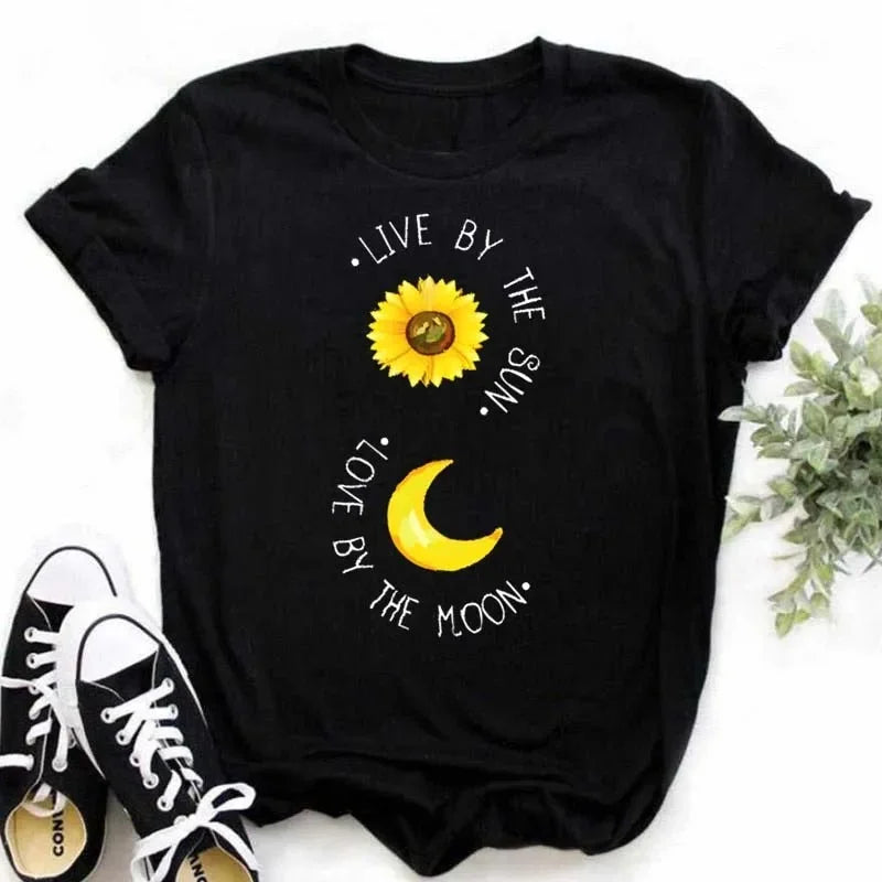 Camiseta feminina estampada com girassol e frases inspiradoras, feita de algodão com corte reto e mangas curtas, ideal para looks casuais.