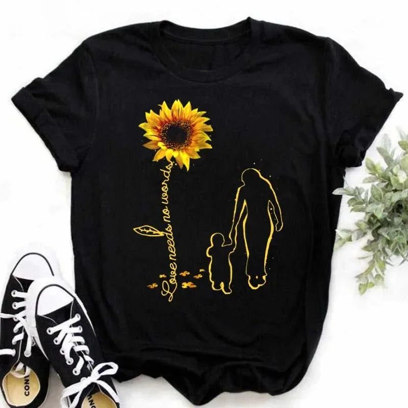 Camiseta feminina estampada com girassol e frases inspiradoras, feita de algodão com corte reto e mangas curtas, ideal para looks casuais.