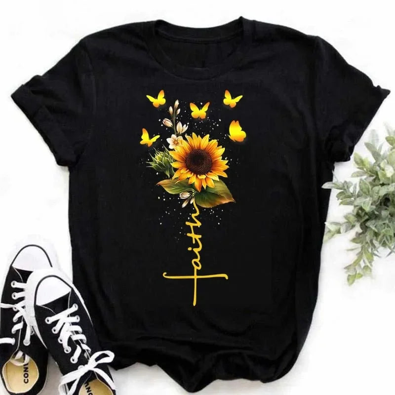 Camiseta feminina estampada com girassol e frases inspiradoras, feita de algodão com corte reto e mangas curtas, ideal para looks casuais.