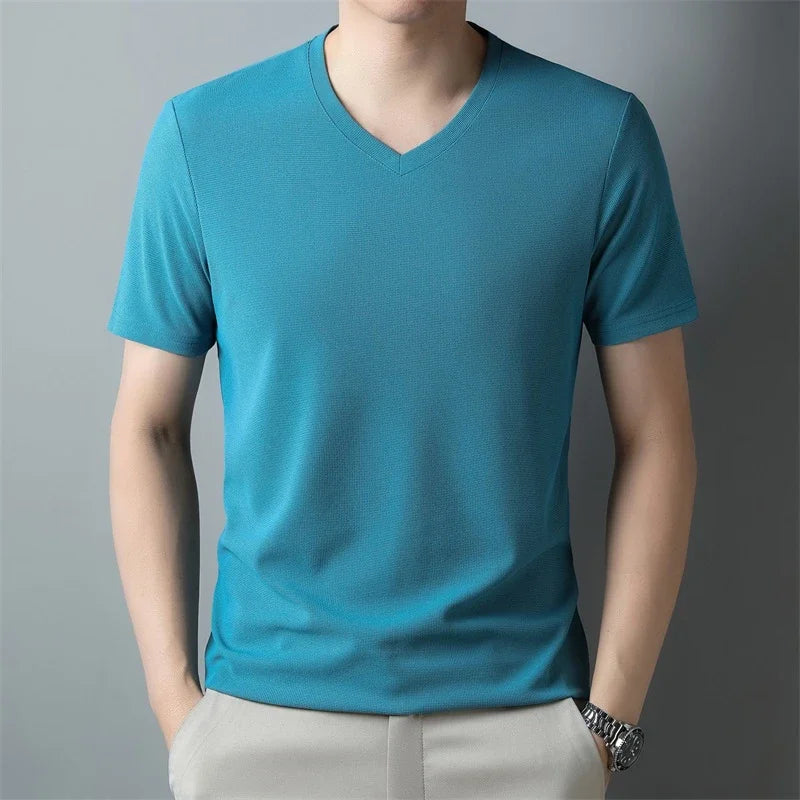 Camiseta masculina waffle azul com gola V e corte slim fit, confortável e respirável, ideal para o dia a dia.