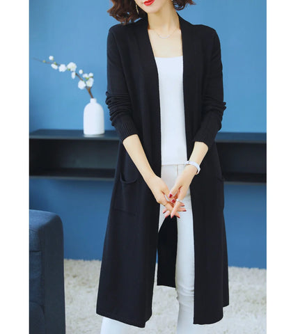 Cardigan feminino longo de malha bege com bolsos e mangas longas, ideal para diversas ocasiões e combinações de looks.