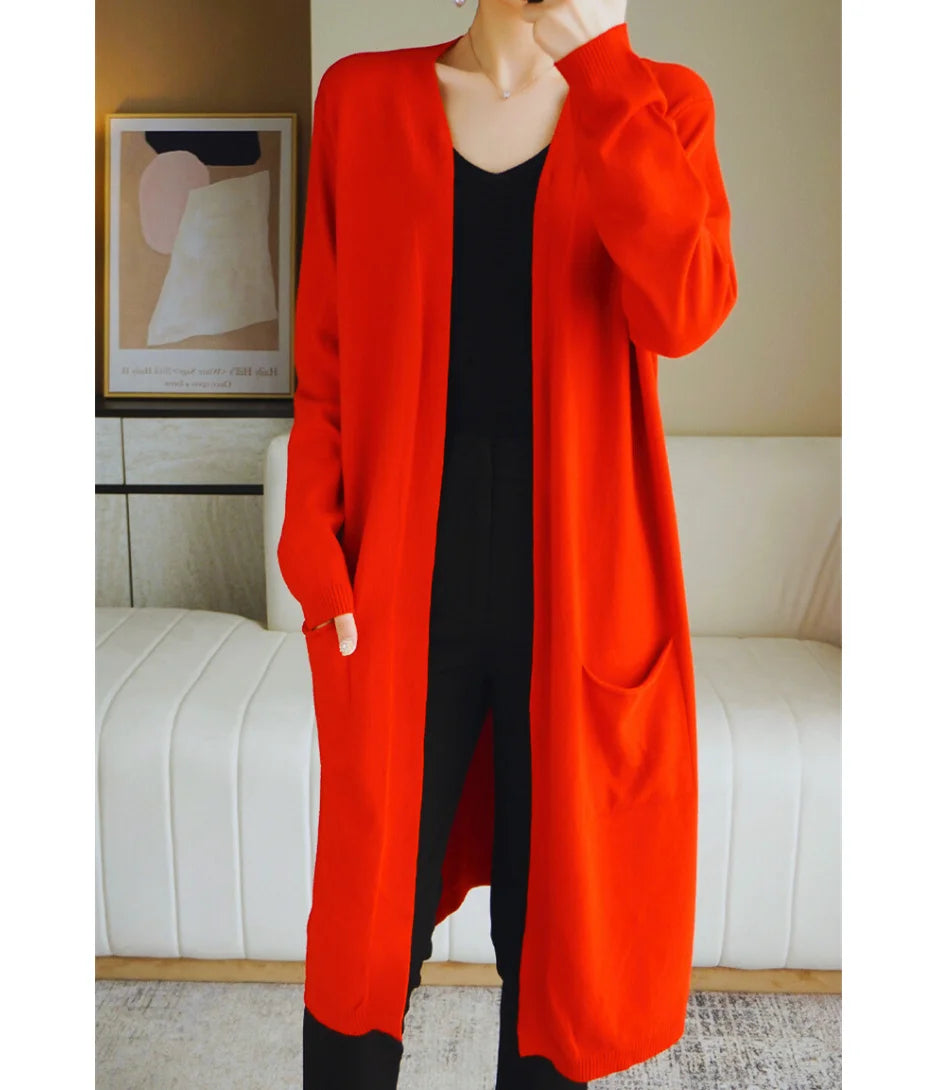 Cardigan feminino longo de malha bege com bolsos e mangas longas, ideal para diversas ocasiões e combinações de looks.