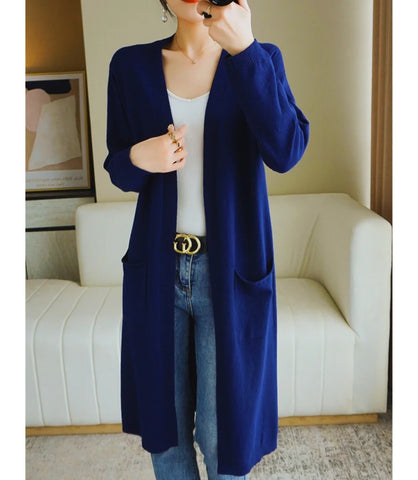 Cardigan feminino longo de malha bege com bolsos e mangas longas, ideal para diversas ocasiões e combinações de looks.