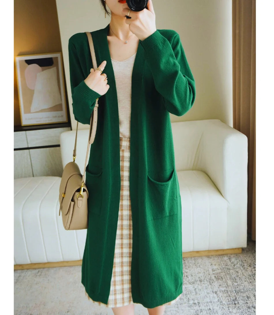 Cardigan feminino longo de malha bege com bolsos e mangas longas, ideal para diversas ocasiões e combinações de looks.