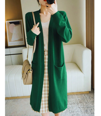 Cardigan feminino longo de malha bege com bolsos e mangas longas, ideal para diversas ocasiões e combinações de looks.