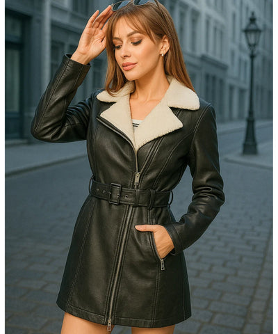 Casaco Feminino de Couro Sintético com forro de pelúcia, design moderno, ajuste com cinto e bolsos com zíper, ideal para dias frios.