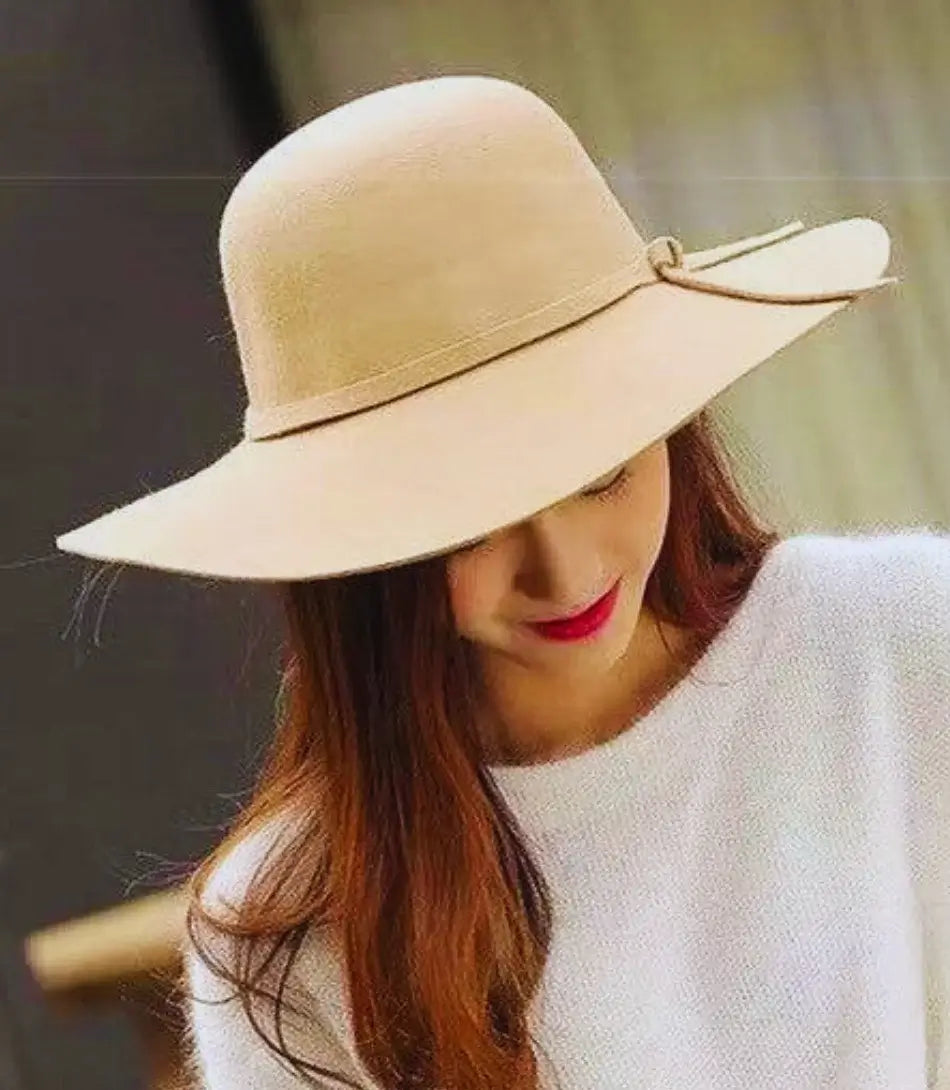 Chapéu Fedora Feminino Luxo com aba larga, feito de lã, algodão e poliéster. Ajustável e elegante, ideal para eventos formais e passeios casuais.