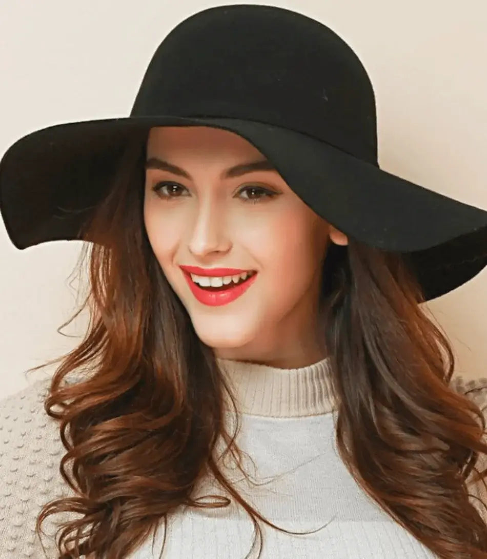 Chapéu Fedora Feminino Luxo com aba larga, feito de lã, algodão e poliéster. Ajustável e elegante, ideal para eventos formais e passeios casuais.