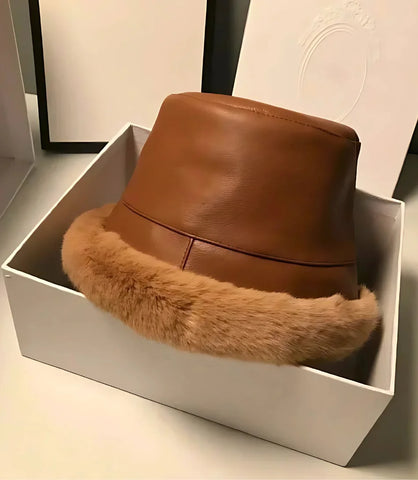 Chapéu bucket feminino de couro com pelúcia, ideal para looks elegantes no inverno, trazendo sofisticação e proteção contra o frio.