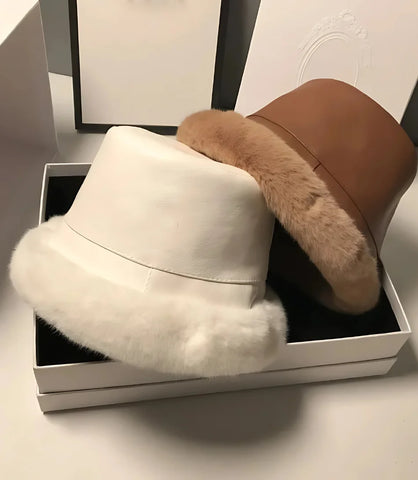 Chapéu bucket feminino de couro com pelúcia, ideal para looks elegantes no inverno, trazendo sofisticação e proteção contra o frio.