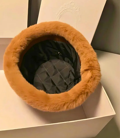 Chapéu bucket feminino de couro com pelúcia, ideal para looks elegantes no inverno, trazendo sofisticação e proteção contra o frio.