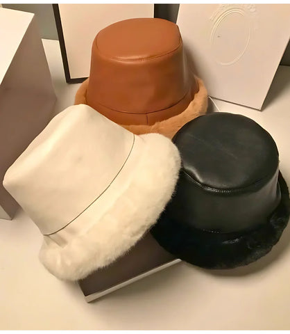 Chapéu bucket feminino de couro com pelúcia, ideal para looks elegantes no inverno, trazendo sofisticação e proteção contra o frio.