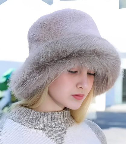 Chapéu bucket feminino de pelo sintético com acabamento felpudo e ajuste confortável, ideal para proteção em dias frios.