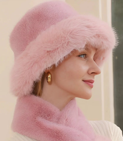 Chapéu bucket feminino de pelo sintético com acabamento felpudo e ajuste confortável, ideal para proteção em dias frios.