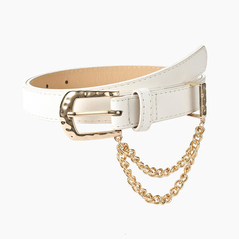 Cinto feminino ajustável em couro sintético com fivela dourada e detalhe de corrente dupla removível. Elegante e versátil.