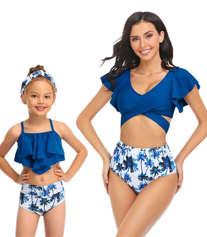 Conjunto Biquíni Tal Mãe Tal Filha em tecido elástico, com design moderno e estampa tropical, ideal para momentos de diversão na praia ou piscina.