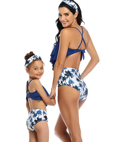 Conjunto Biquíni Tal Mãe Tal Filha em tecido elástico, com design moderno e estampa tropical, ideal para momentos de diversão na praia ou piscina.