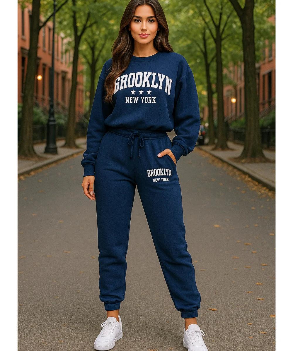 Comprar conjunto moletom feminino peluciado com estampa Brooklyn para looks confortáveis e estilosos no frio com visual urbano moderno em premoção