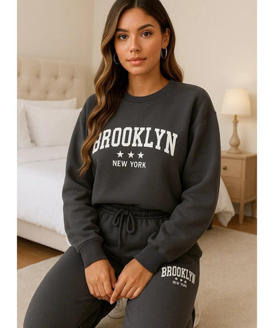 Comprar conjunto moletom feminino peluciado com estampa Brooklyn para looks confortáveis e estilosos no frio com visual urbano moderno em premoção