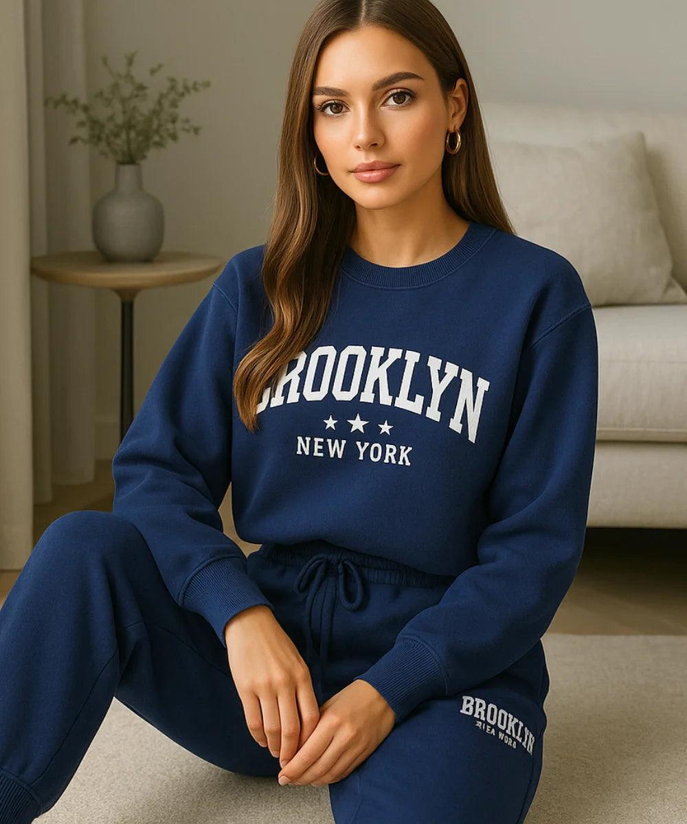 Comprar conjunto moletom feminino peluciado com estampa Brooklyn para looks confortáveis e estilosos no frio com visual urbano moderno em premoção