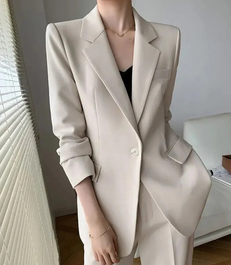 Conjunto Feminino Alfaiataria com calça reta e blazer elegante, design minimalista e corte slim.