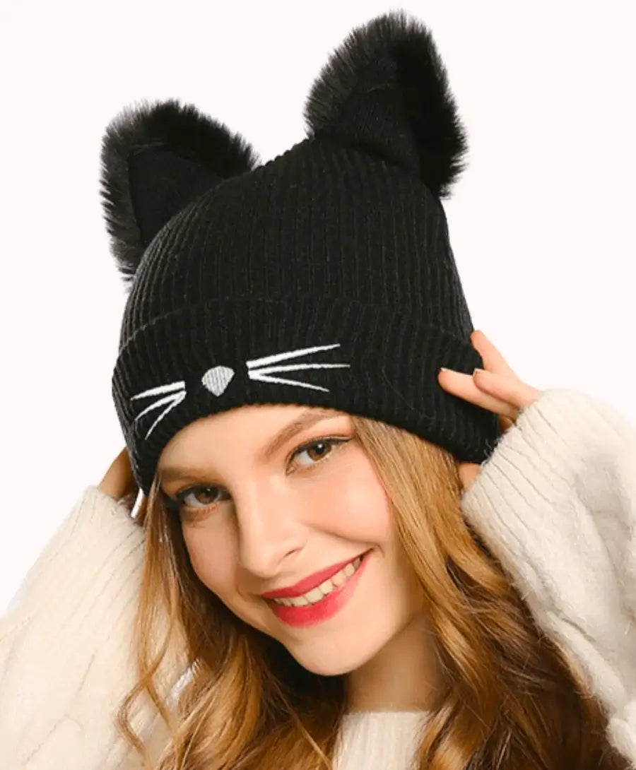 Gorro touca feminina gatinho em acrílico preto com orelhas de gato, ideal para inverno, confortável e estiloso.