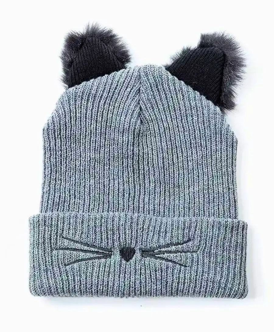 Gorro touca feminina gatinho em acrílico preto com orelhas de gato, ideal para inverno, confortável e estiloso.