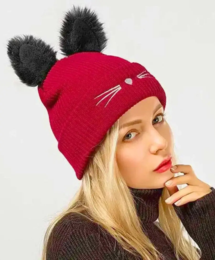 Gorro touca feminina gatinho em acrílico preto com orelhas de gato, ideal para inverno, confortável e estiloso.