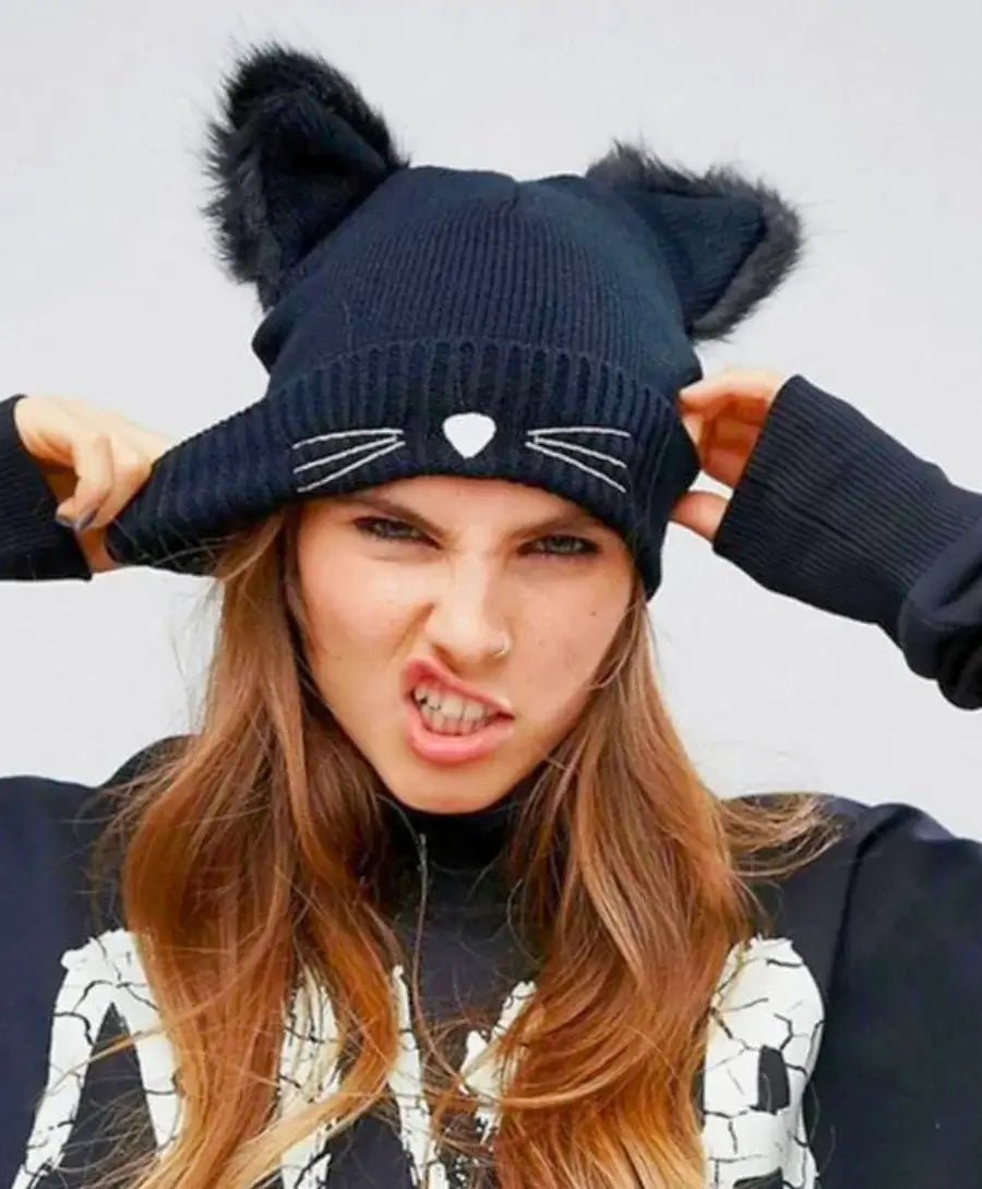 Gorro touca feminina gatinho em acrílico preto com orelhas de gato, ideal para inverno, confortável e estiloso.