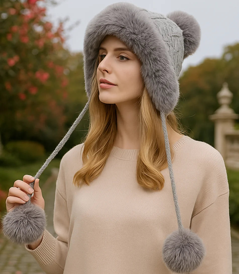 Gorro feminino de inverno em tricô com pelúcia interna, orelhas decorativas e pompons, perfeito para looks quentes e estilosos.