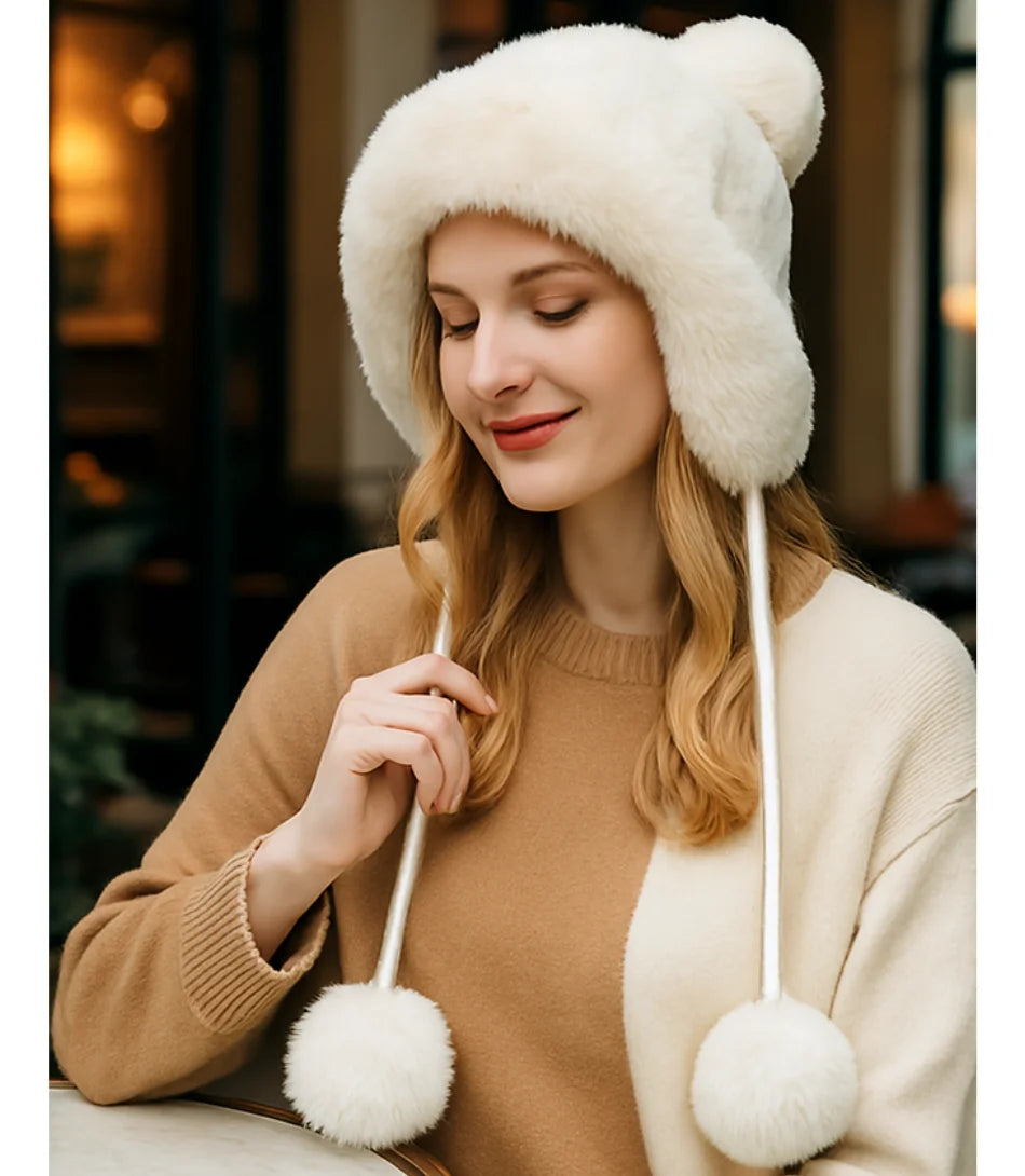 Gorro feminino de inverno em tricô com pelúcia interna, orelhas decorativas e pompons, perfeito para looks quentes e estilosos.