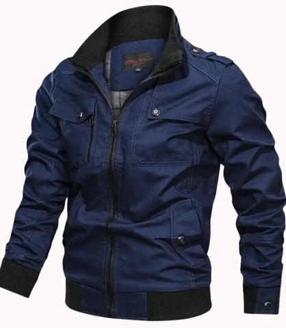 Jaqueta masculina militar casual com zíper, corte slim fit, algodão puro, ideal para dias frescos, estilo moderno com detalhes funcionais.
