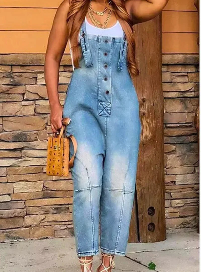 Jardineira Feminina Jeans em estilo largo e Plus Size. Conforto e moda para o verão. Peça versátil e elegante para seu guarda-roupa.