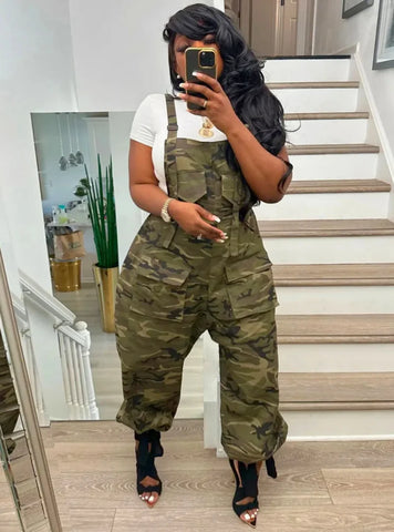 Jardineira Macacão Exército Feminino: moda urbana em jeans cargo e camuflagem de alta qualidade.
