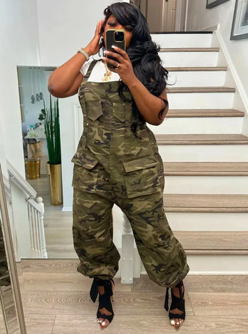 Jardineira Macacão Exército Feminino: moda urbana em jeans cargo e camuflagem de alta qualidade.