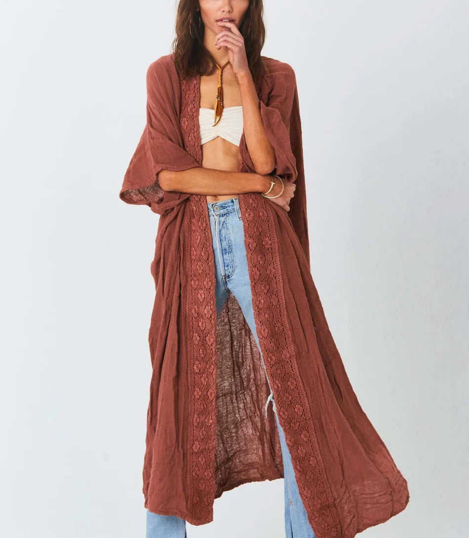 Kimono longo boho feminino em poliéster e algodão com detalhes em renda, estilo casual e sofisticado, ideal para combinações elegantes.