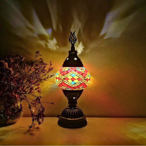 Luminária de Mesa Vintage Gênio: Estilo vintage com mosaico de vidro turco para iluminar seu ambiente.