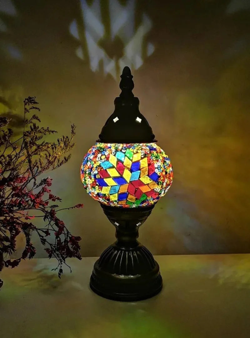 Luminária de Mesa Vintage Gênio: Estilo vintage com mosaico de vidro turco para iluminar seu ambiente.