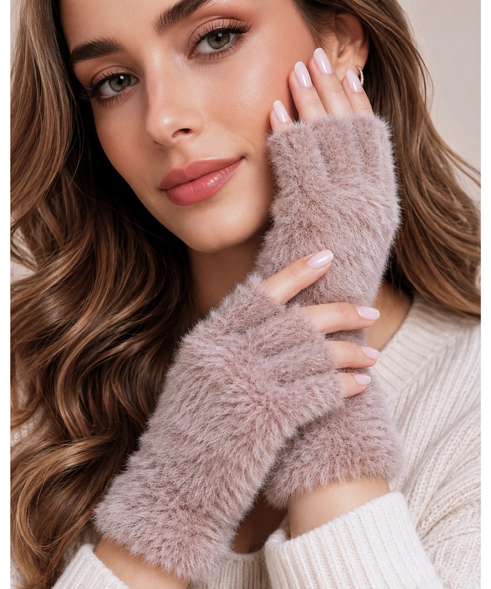 Luva Feminina de Inverno Sem Dedos de Pelúcia Macia cinza, ideal para conforto e estilo em dias frios. Design prático e casual.