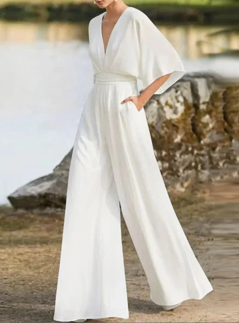 Macacão feminino longo pantalona de luxo em poliéster. Design elegante com decote V e mangas 3/4. Ideal para eventos especiais.