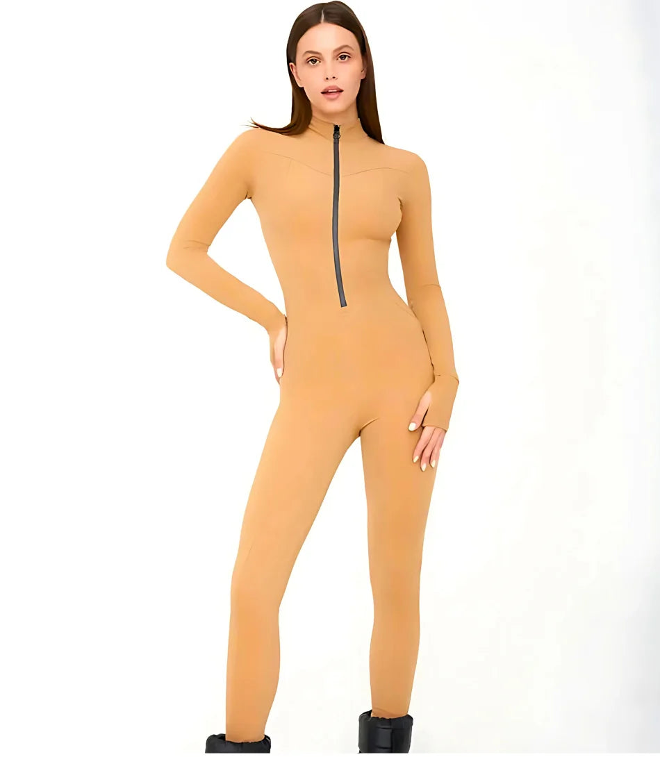 Macacão Longo Feminino com Manga Longa em tecido elástico, corte slim e zíper frontal. Elegante, confortável, ideal para diversas ocasiões. Bege