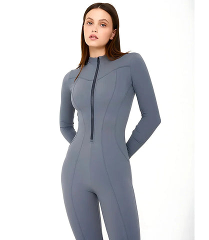 Macacão Longo Feminino com Manga Longa em tecido elástico, corte slim e zíper frontal. Elegante, confortável, ideal para diversas ocasiões. Cinza