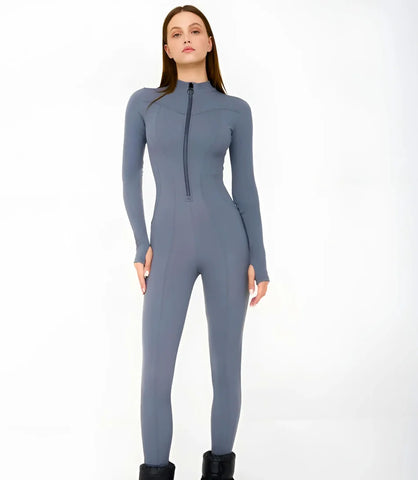 Macacão Longo Feminino com Manga Longa em tecido elástico, corte slim e zíper frontal. Elegante, confortável, ideal para diversas ocasiões. Cinza