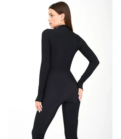 Macacão Longo Feminino com Manga Longa em tecido elástico, corte slim e zíper frontal. Elegante, confortável, ideal para diversas ocasiões. Preto