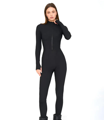 Macacão Longo Feminino com Manga Longa em tecido elástico, corte slim e zíper frontal. Elegante, confortável, ideal para diversas ocasiões. Preto
