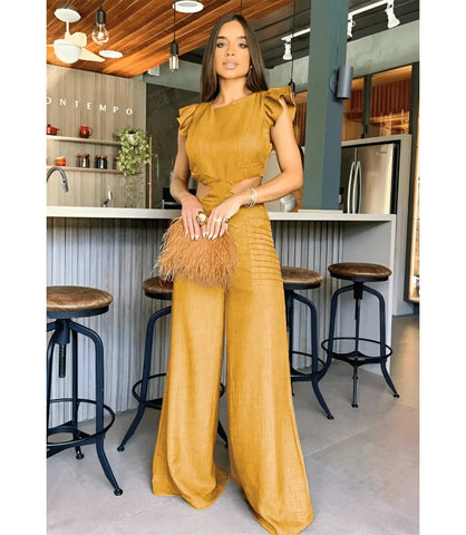 Macacão feminino pantalona elegante com recortes laterais e alças finas, ideal para festas e eventos formais.