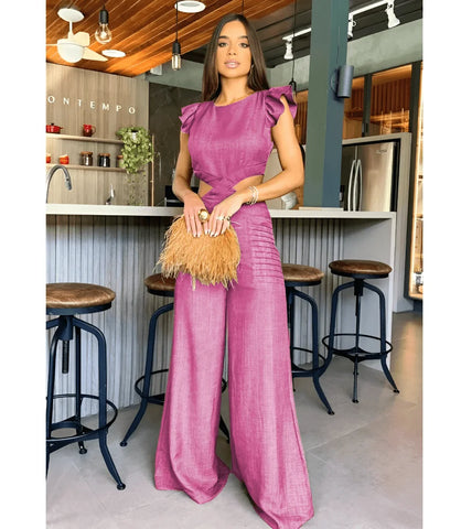Macacão feminino pantalona elegante com recortes laterais e alças finas, ideal para festas e eventos formais.