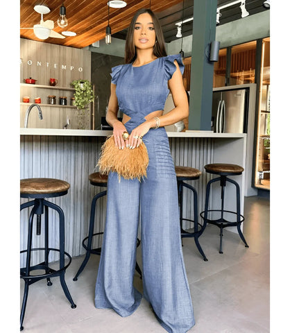 Macacão feminino pantalona elegante com recortes laterais e alças finas, ideal para festas e eventos formais.