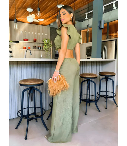 Macacão feminino pantalona elegante com recortes laterais e alças finas, ideal para festas e eventos formais.