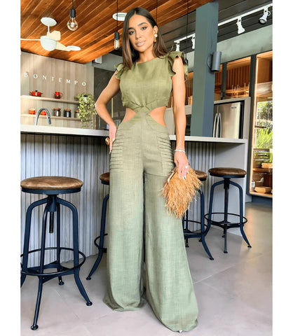 Macacão feminino pantalona elegante com recortes laterais e alças finas, ideal para festas e eventos formais.